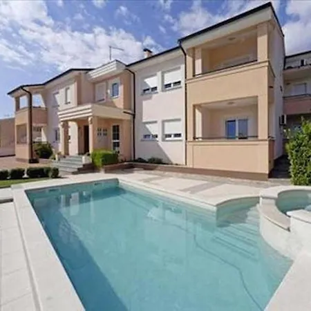 아파트 Family Friendly With A Swimming Pool Vinkuran, - 15736 *