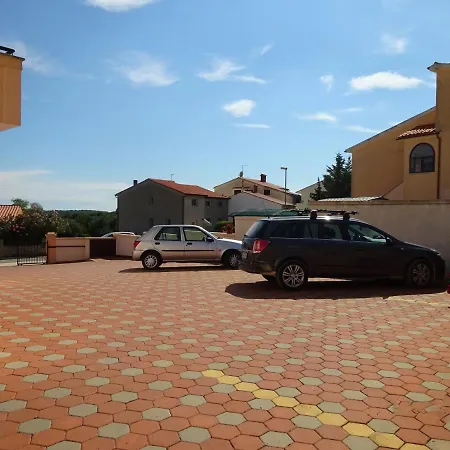 Family Friendly With A Swimming Pool Vinkuran, - 15736 Apartman *