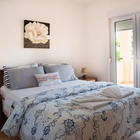 Family Friendly With A Swimming Pool Vinkuran, - 15736 Apartman *