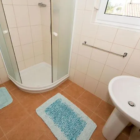 아파트 Family Friendly With A Swimming Pool Vinkuran, - 15736 *