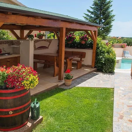 Family Friendly With A Swimming Pool Vinkuran, - 15736 Apartman