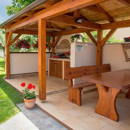 아파트 Family Friendly With A Swimming Pool Vinkuran, - 15736 풀라