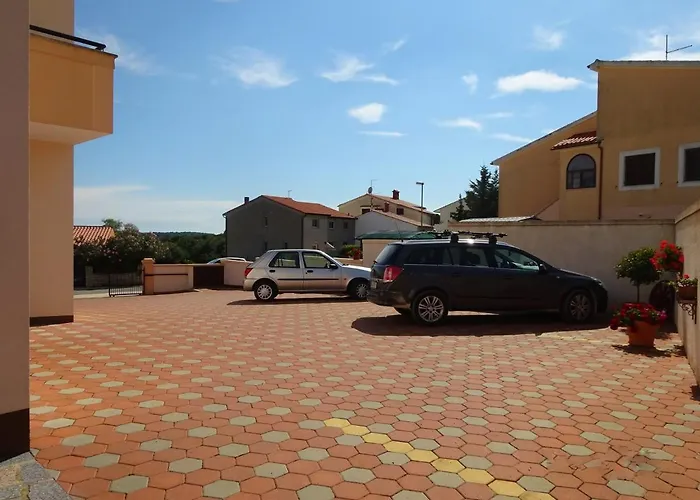 Family Friendly With A Swimming Pool Vinkuran, - 15736 Apartman *