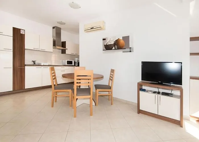 Family Friendly With A Swimming Pool Vinkuran, - 15736 Apartman Póla